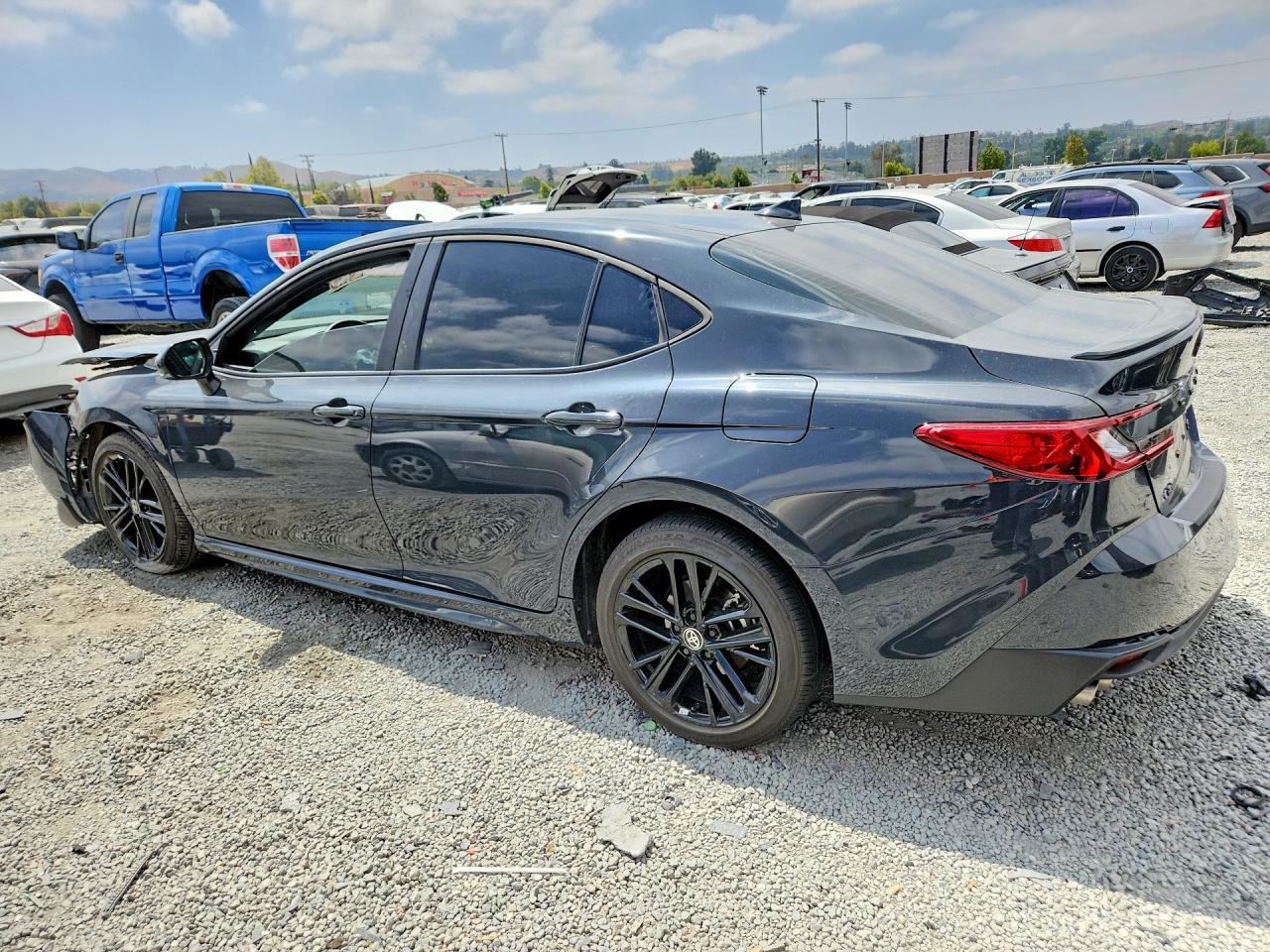 2025 TOYOTA CAMRY SE — снимка 2