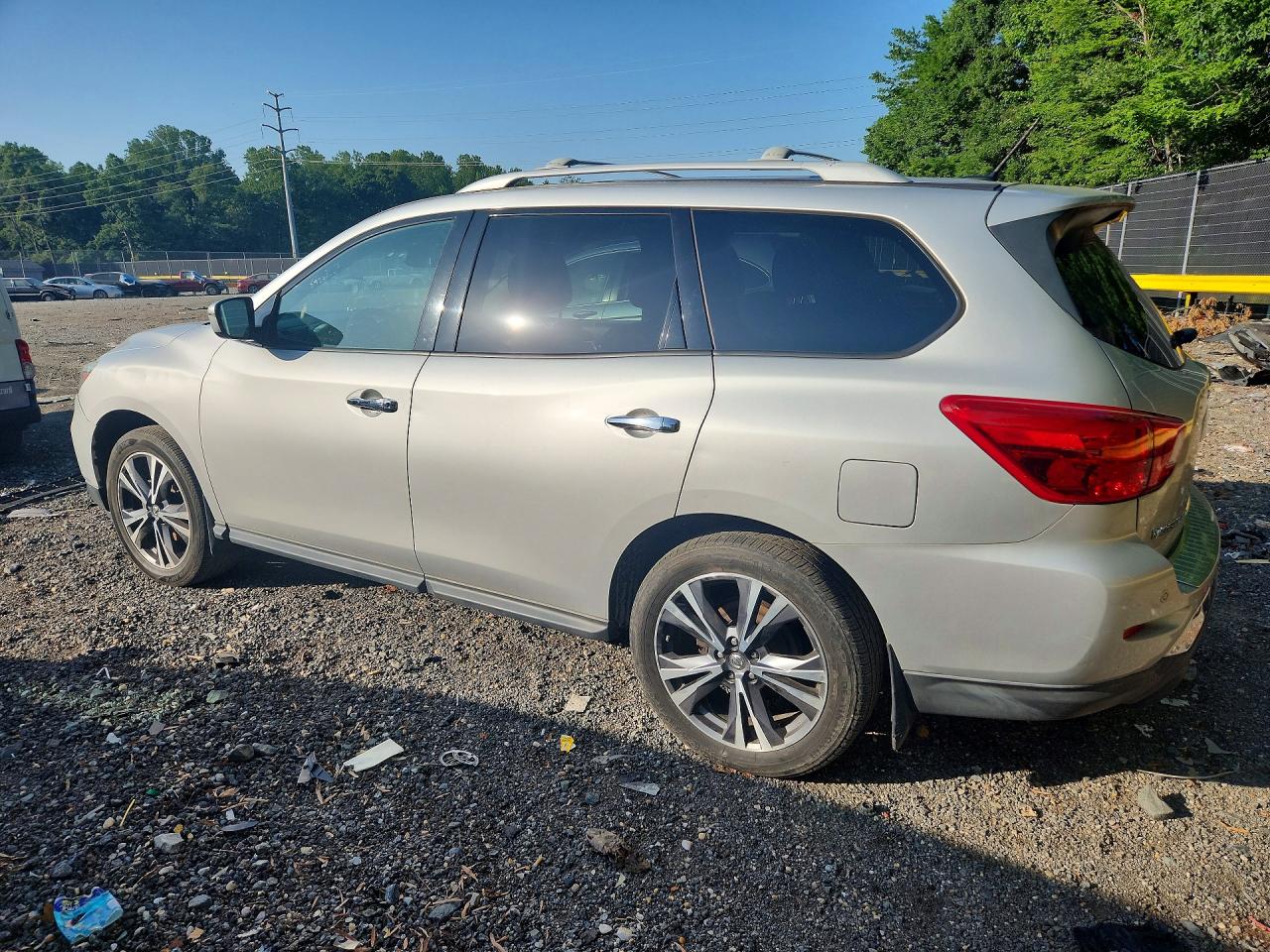 2017 NISSAN PATHFINDER SV — снимка 2