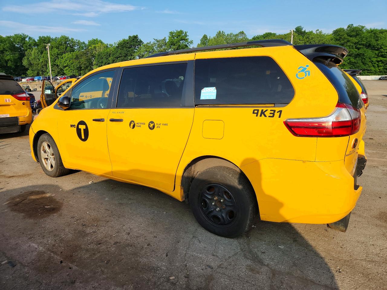 2017 TOYOTA SIENNA LE — снимка 2