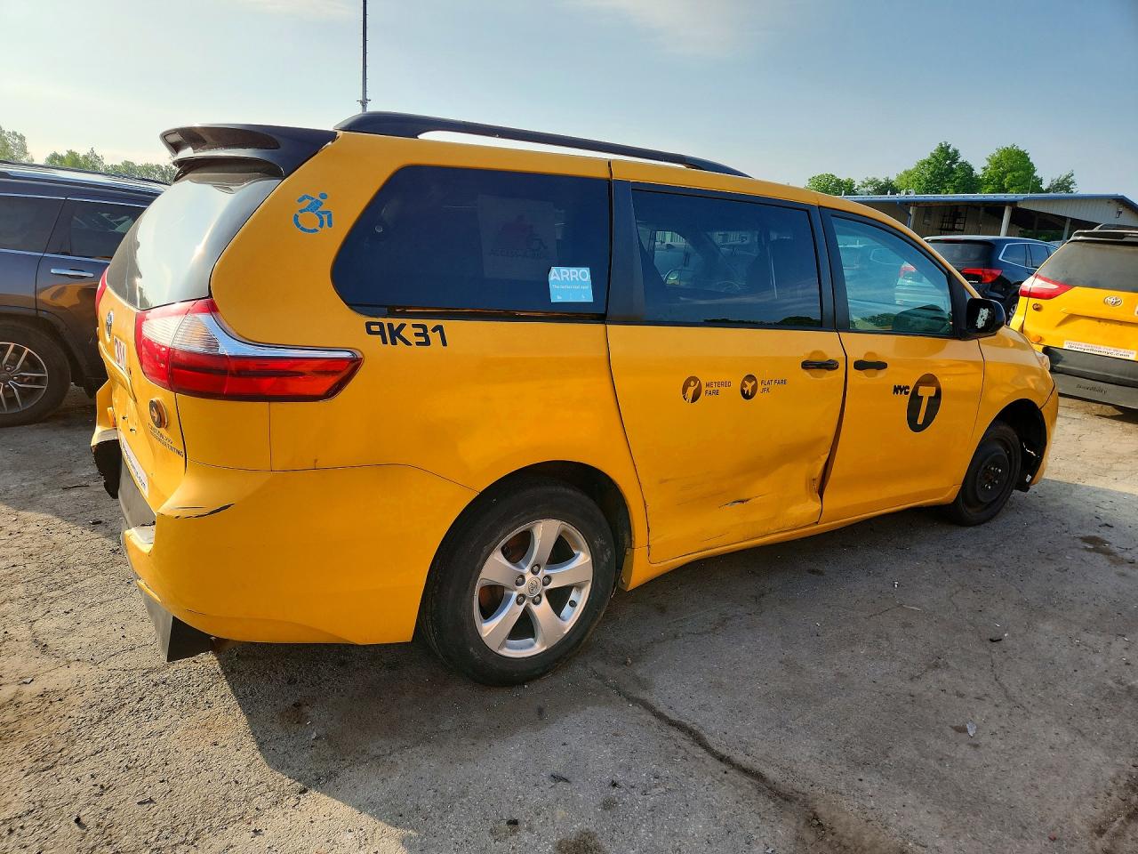 2017 TOYOTA SIENNA LE — снимка 3