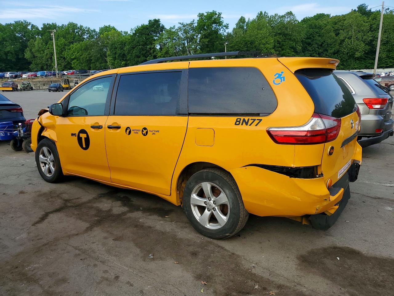 2017 TOYOTA SIENNA LE — снимка 2