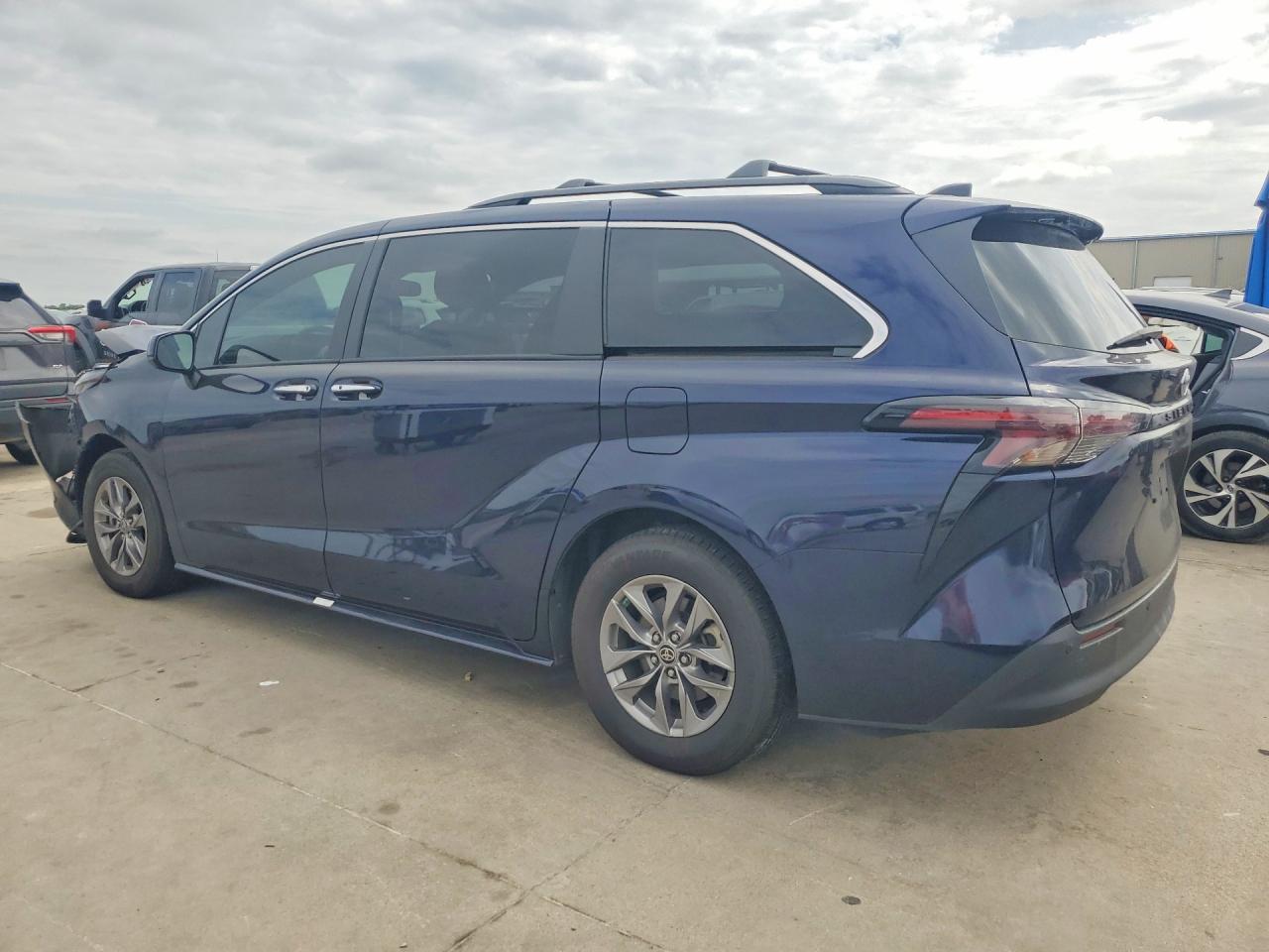 2023 TOYOTA SIENNA XLE — снимка 2