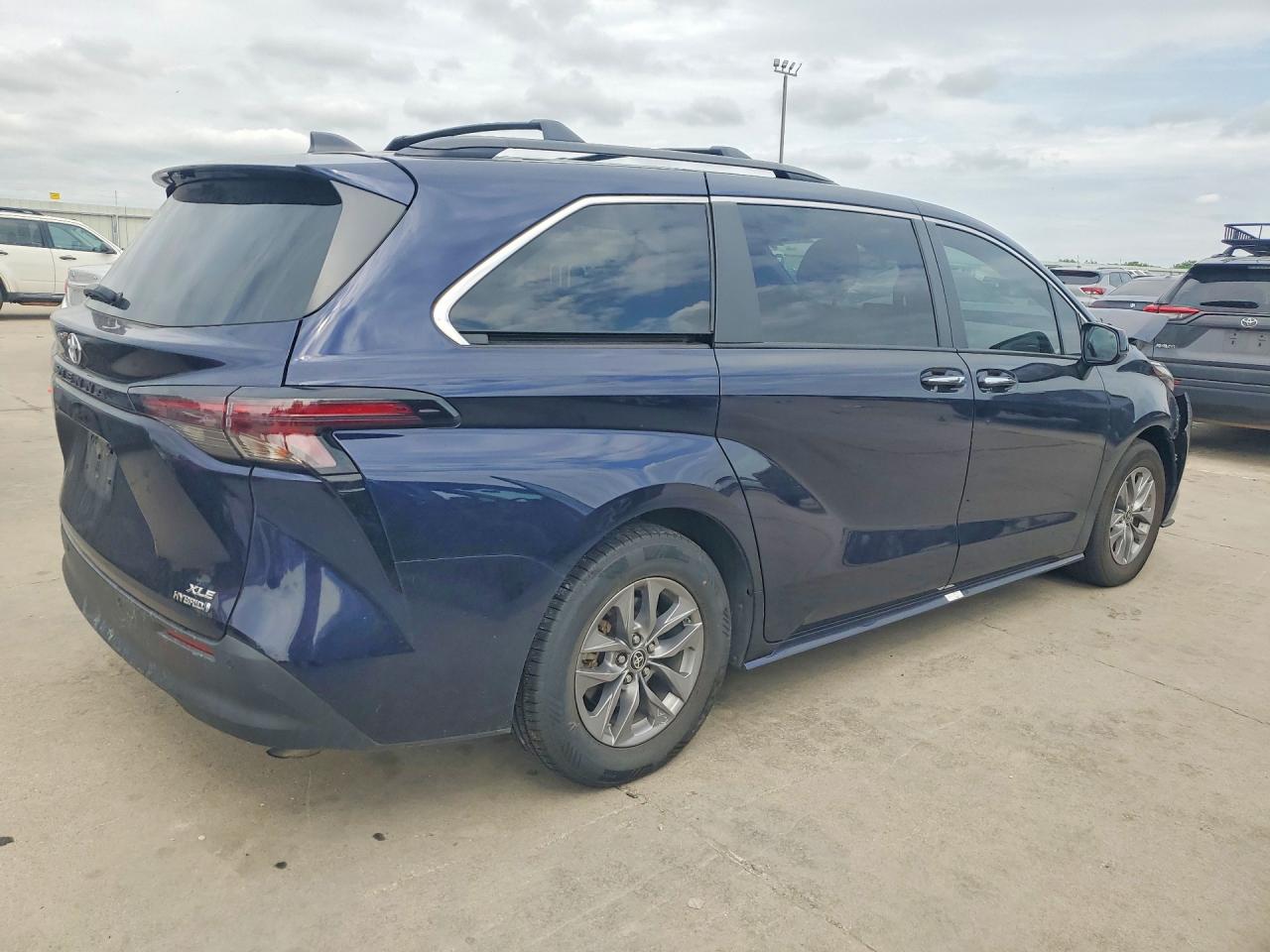 2023 TOYOTA SIENNA XLE — снимка 3