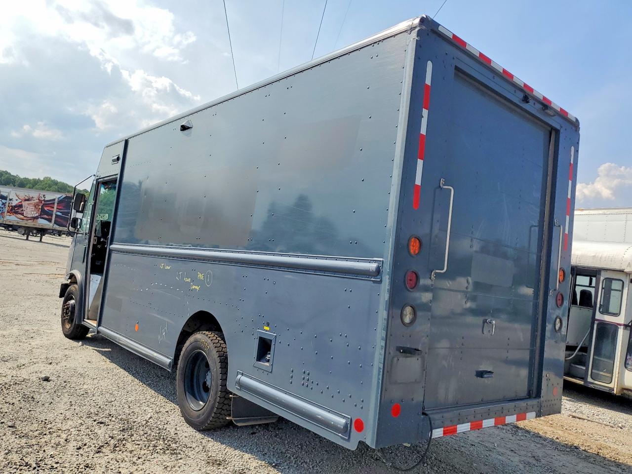 2021 FORD F59 — снимка 2