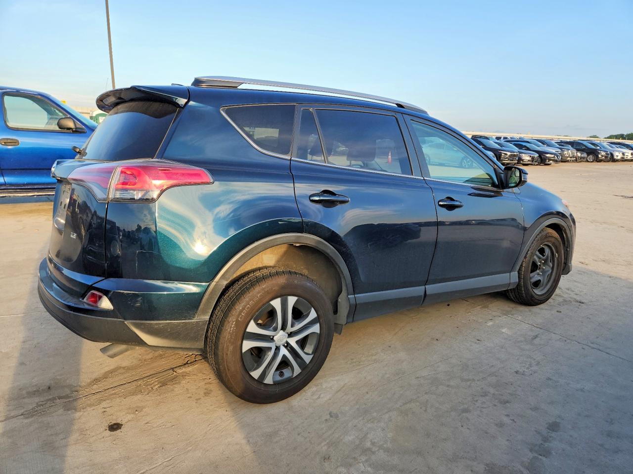 2018 TOYOTA RAV4 LE — снимка 3