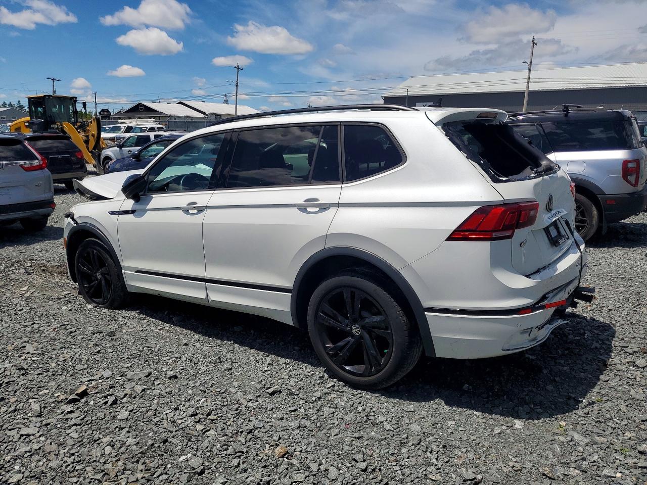 2023 VOLKSWAGEN TIGUAN SE R-LINE BLACK — снимка 2