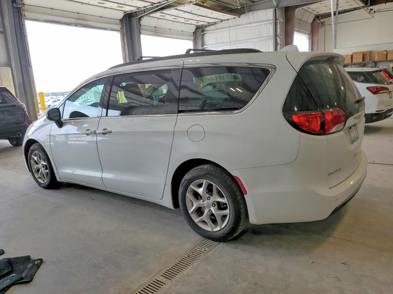 2017 CHRYSLER PACIFICA TOURING L — снимка 2