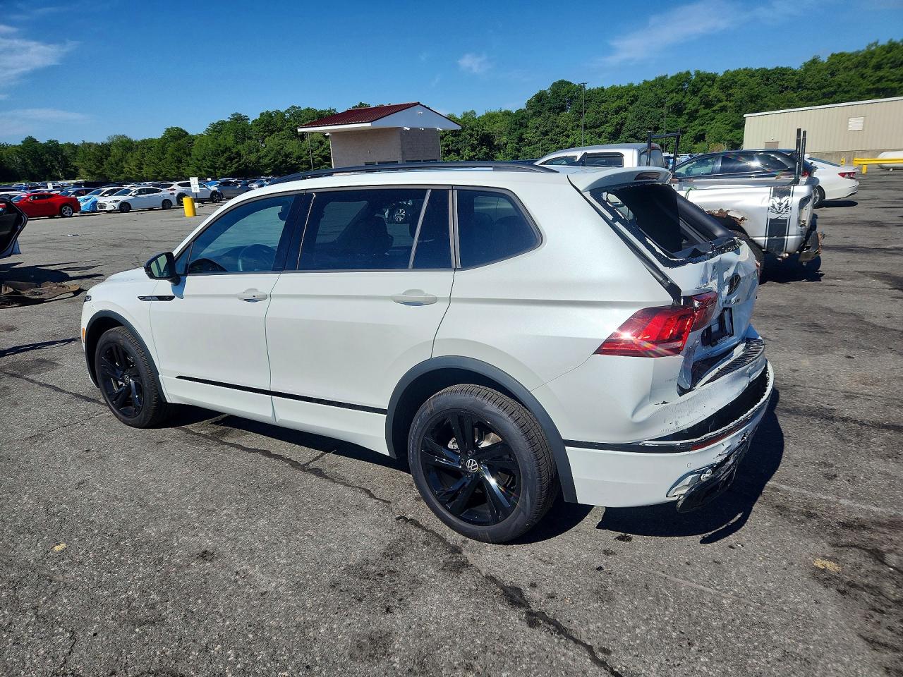 2024 VOLKSWAGEN TIGUAN SE R-LINE BLACK — снимка 2