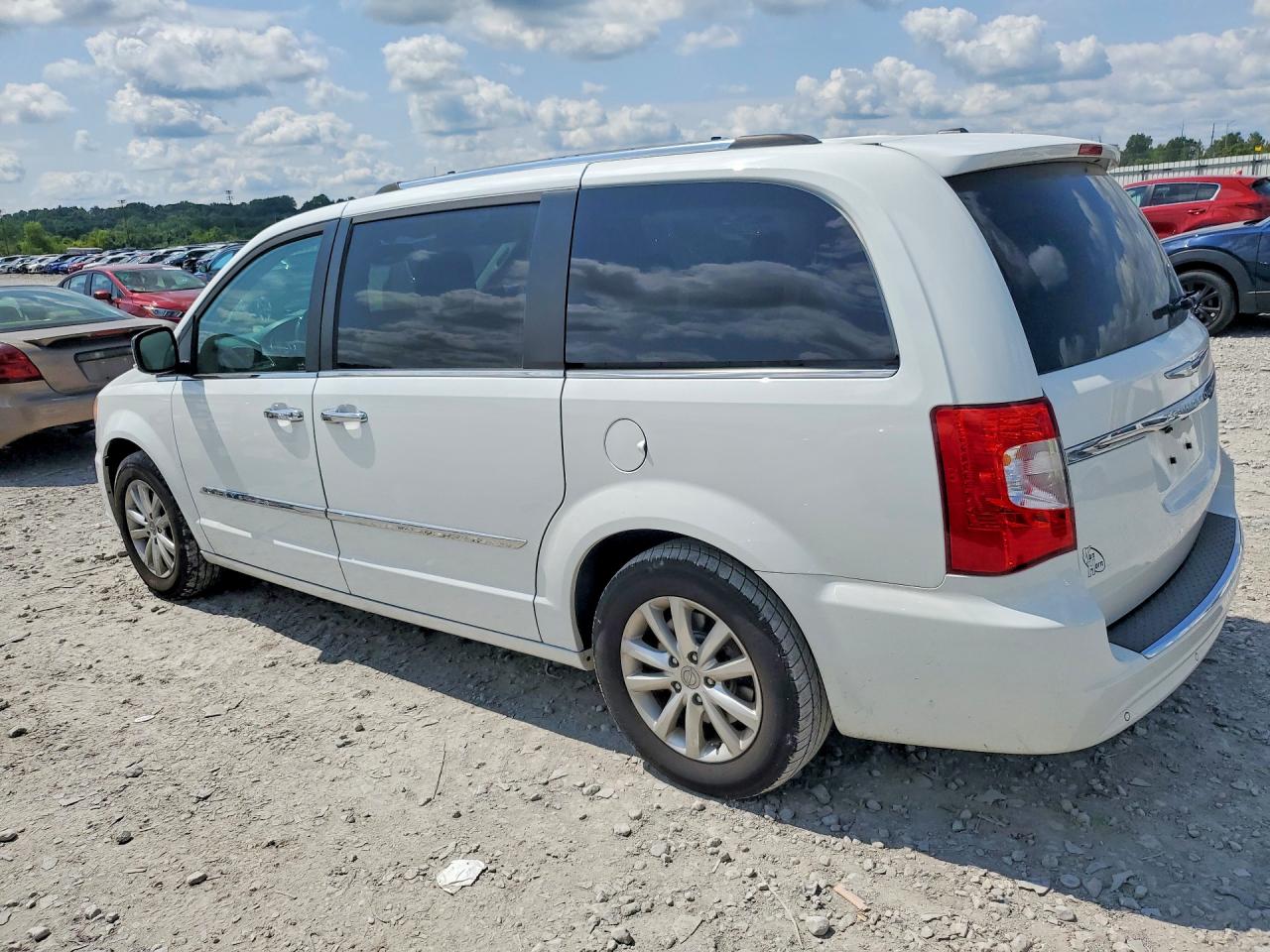 2015 CHRYSLER TOWN & COUNTRY LIMITED PLATINUM — снимка 2