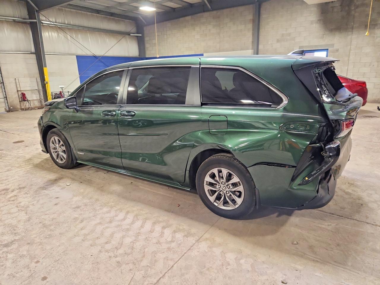 2021 TOYOTA SIENNA LE — снимка 2