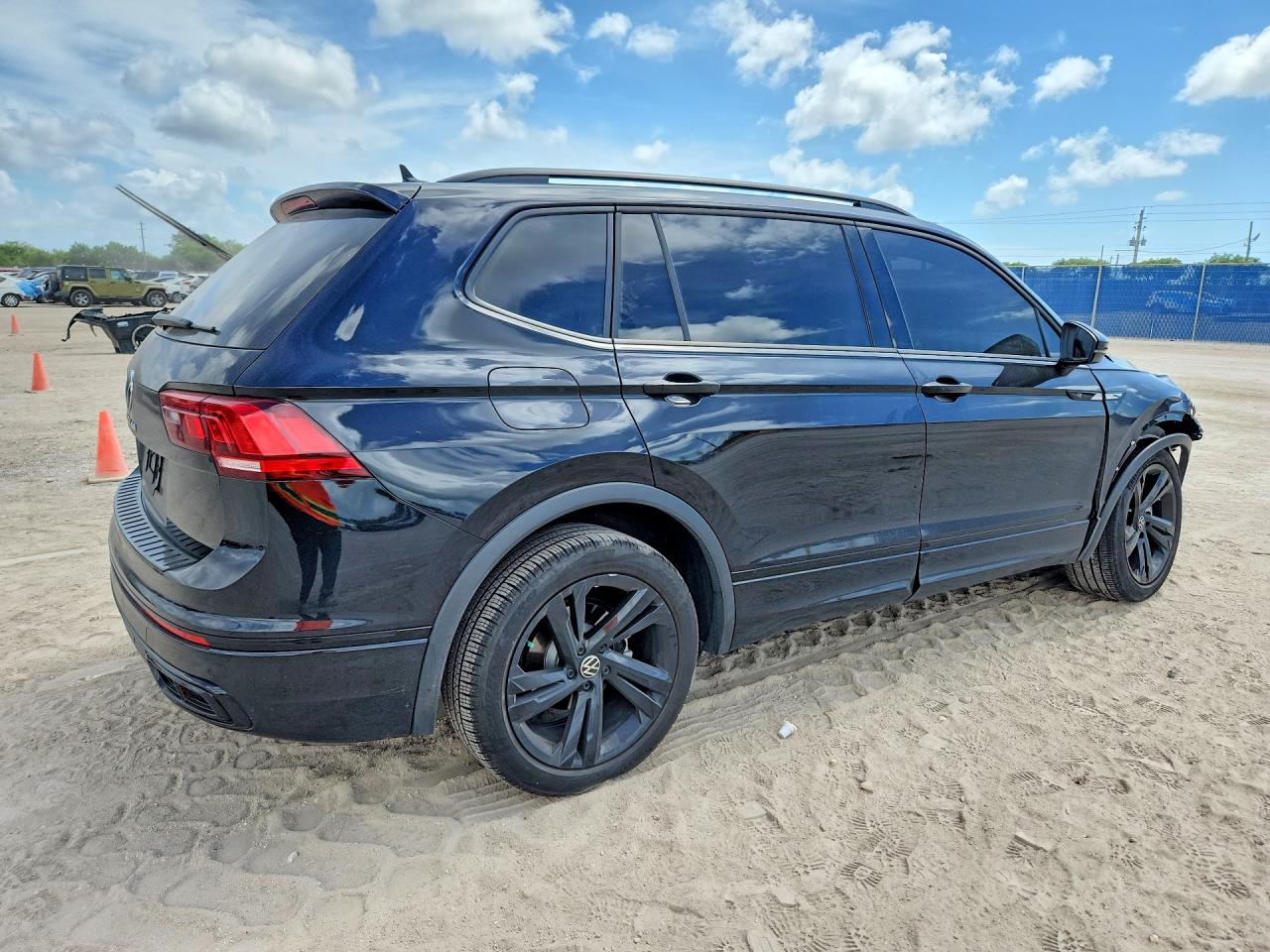 2024 VOLKSWAGEN TIGUAN SE R-LINE BLACK — снимка 3