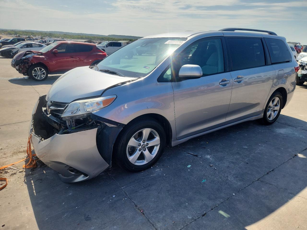 2018 TOYOTA SIENNA LE