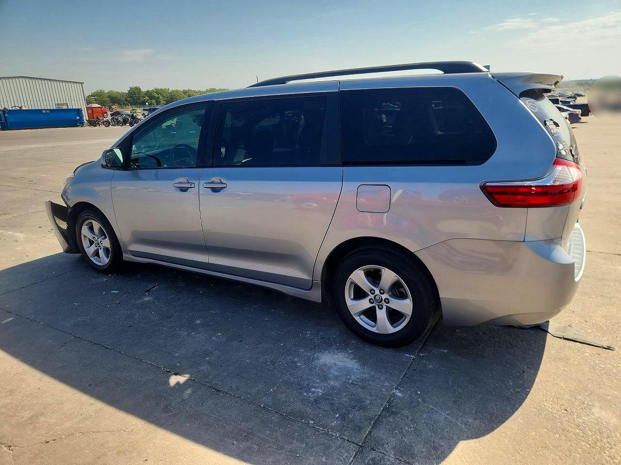 2018 TOYOTA SIENNA LE — снимка 2