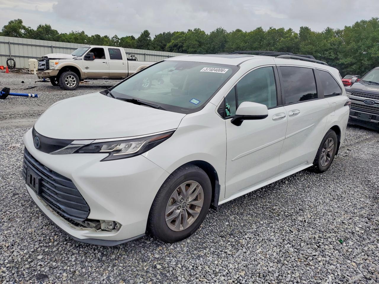 2022 TOYOTA SIENNA XLE