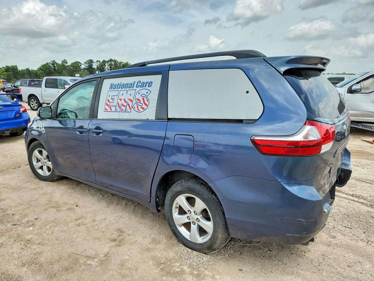 2015 TOYOTA SIENNA LE — снимка 2