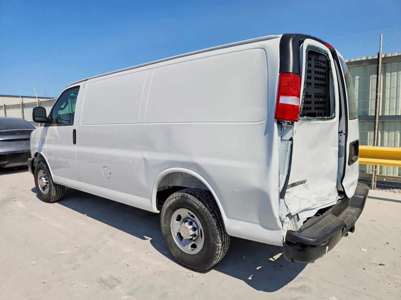 2025 CHEVROLET EXPRESS G2500 — снимка 2