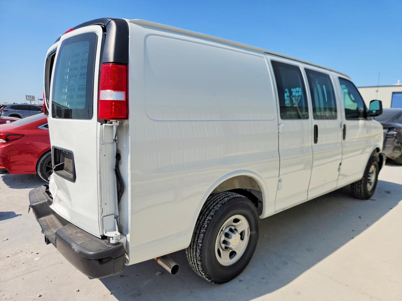 2025 CHEVROLET EXPRESS G2500 — снимка 3