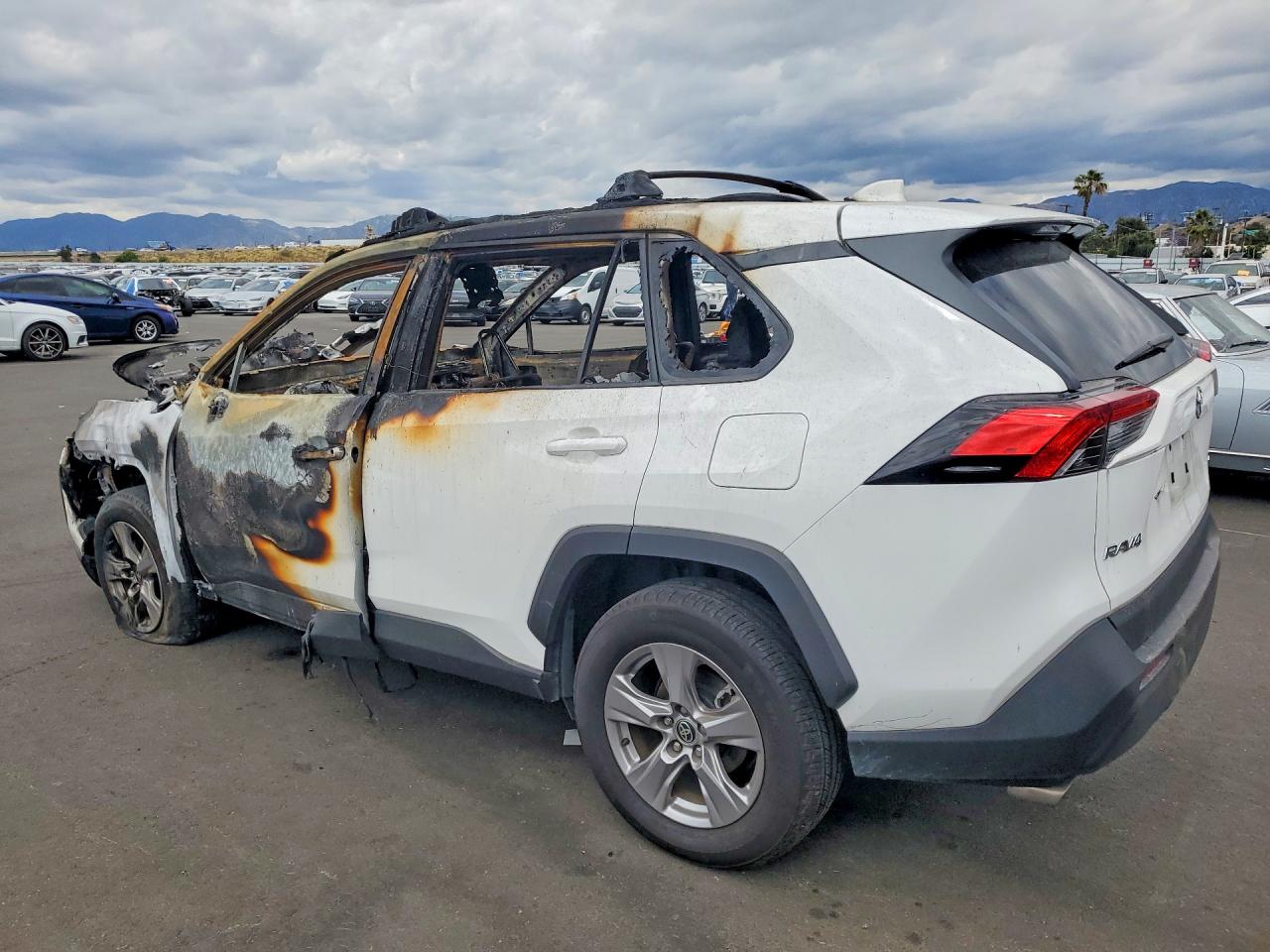 2025 TOYOTA RAV4 XLE — снимка 2