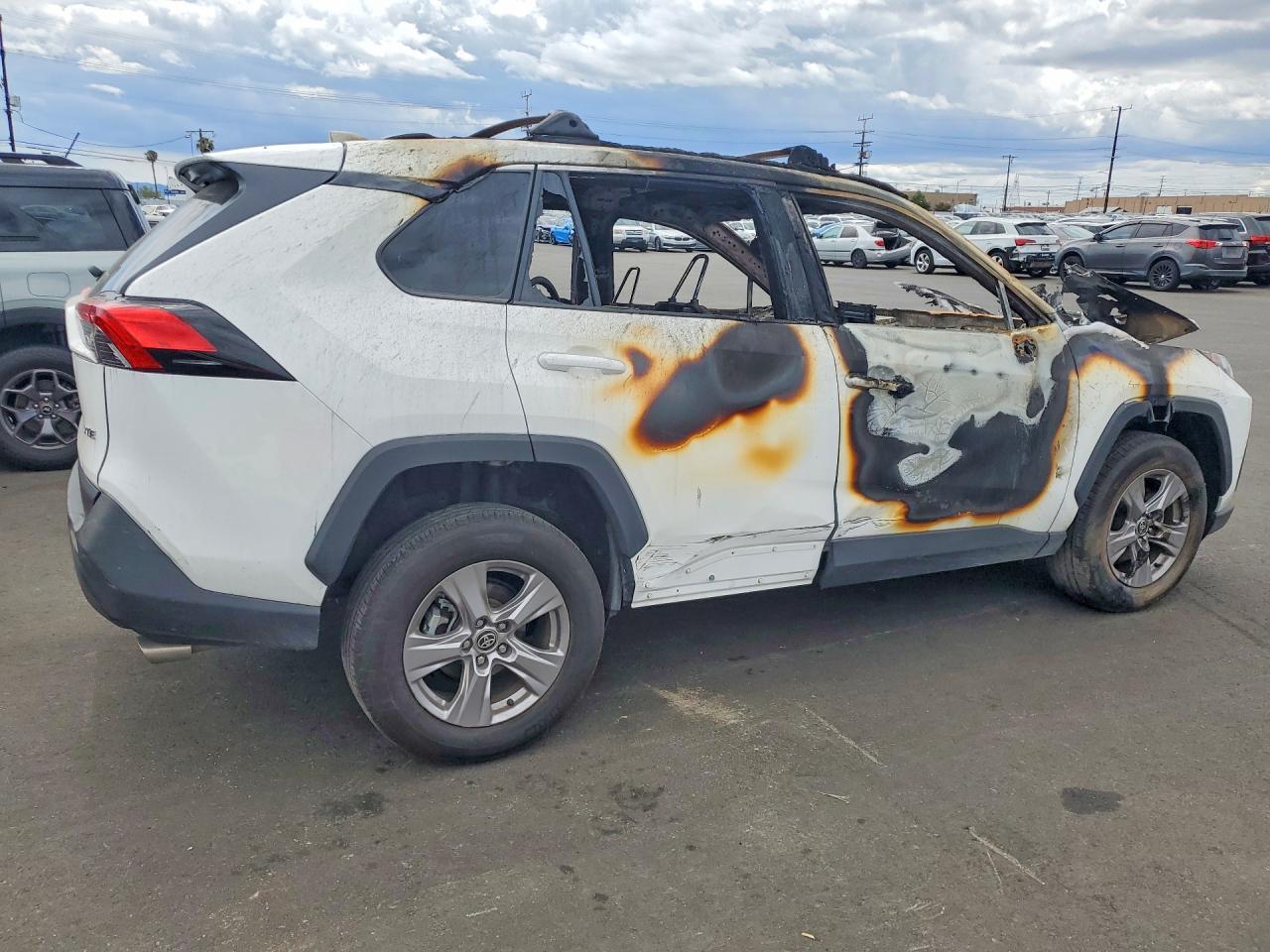 2025 TOYOTA RAV4 XLE — снимка 3