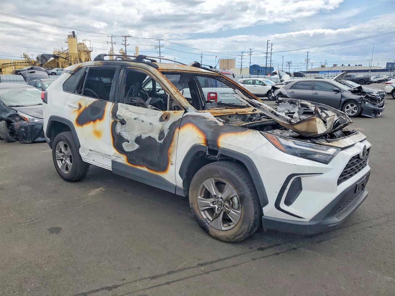 2025 TOYOTA RAV4 XLE — снимка 4