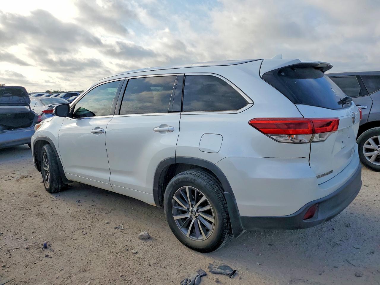 2017 TOYOTA HIGHLANDER XLE — снимка 2