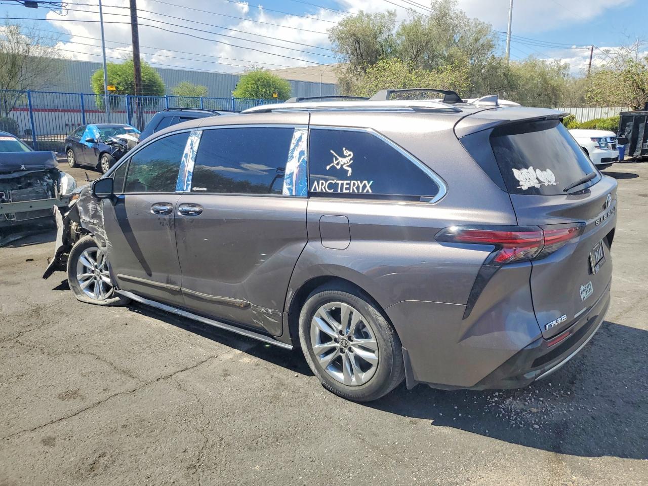2023 TOYOTA SIENNA LIMITED 7-PASSENGER — снимка 2