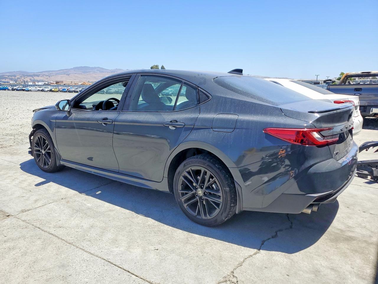 2025 TOYOTA CAMRY SE — снимка 2