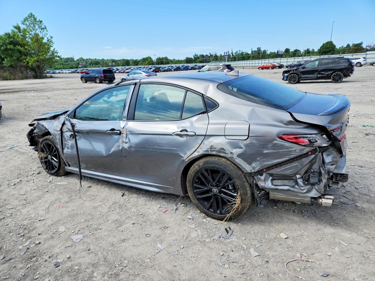 2025 TOYOTA CAMRY SE — снимка 2