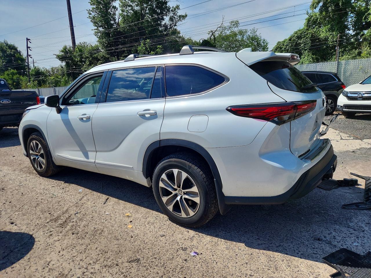 2022 TOYOTA HIGHLANDER XLE — снимка 2