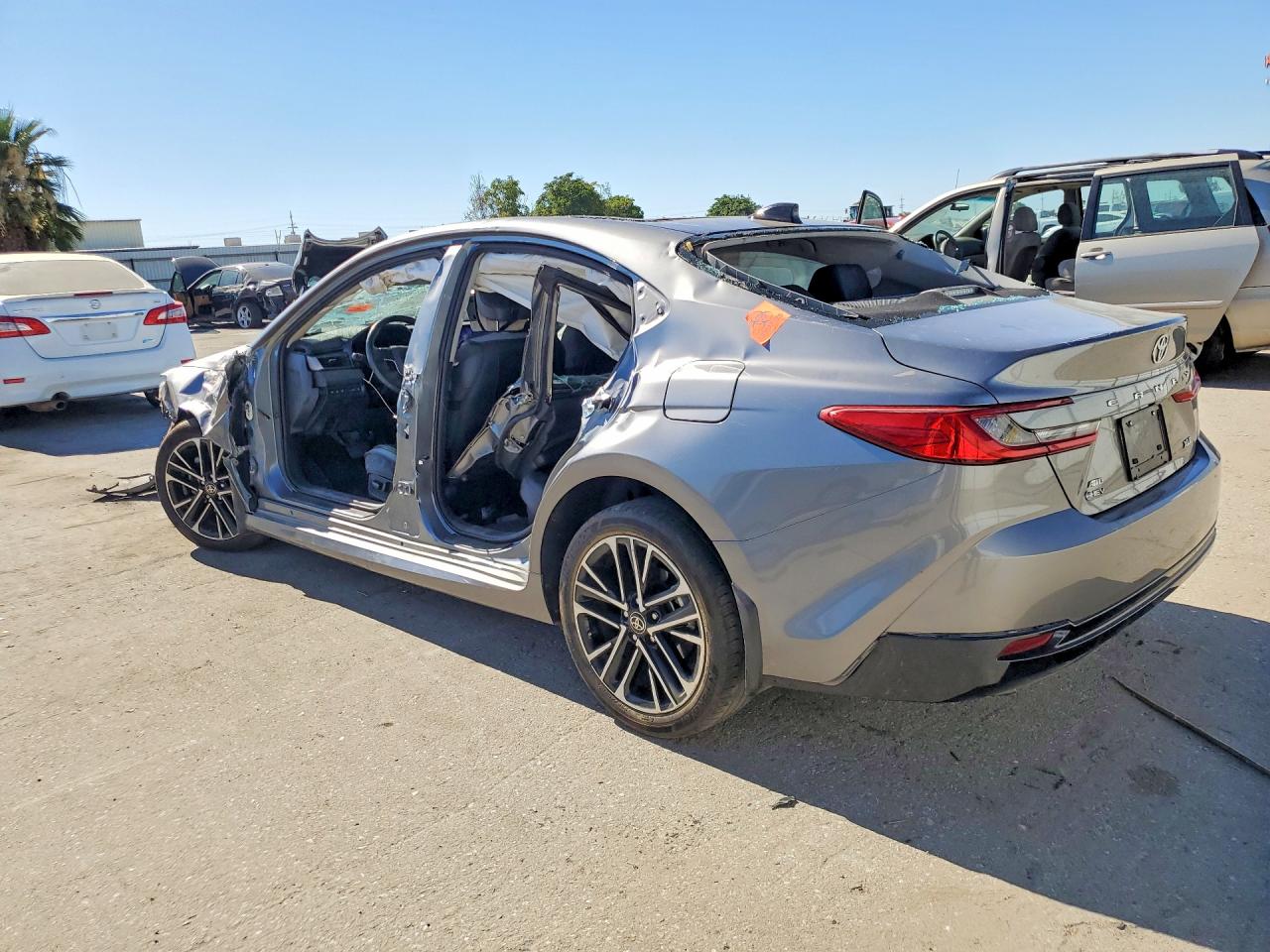 2025 TOYOTA CAMRY XLE — снимка 2