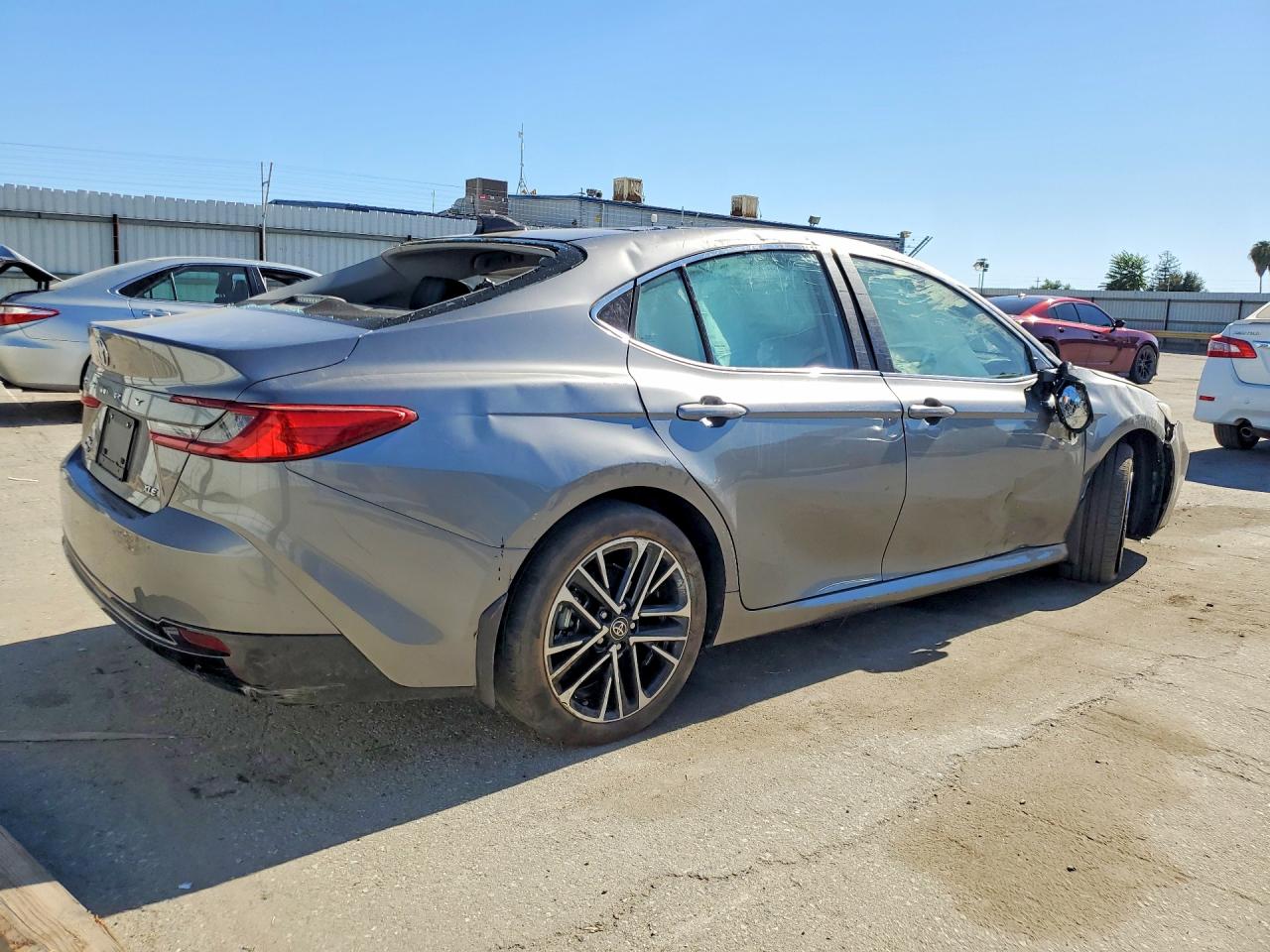 2025 TOYOTA CAMRY XLE — снимка 3