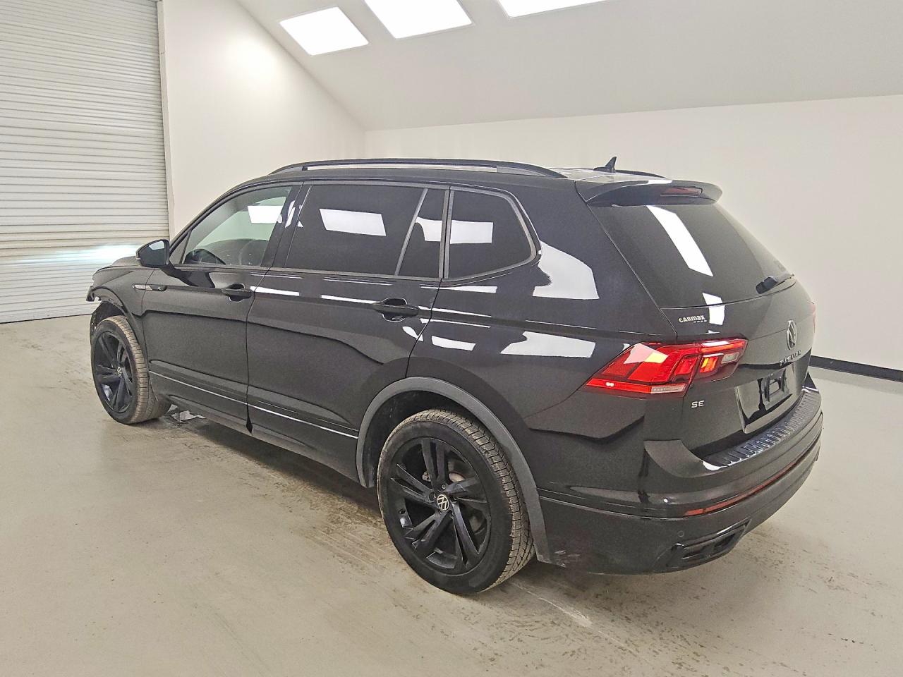 2023 VOLKSWAGEN TIGUAN SE R-LINE BLACK — снимка 2