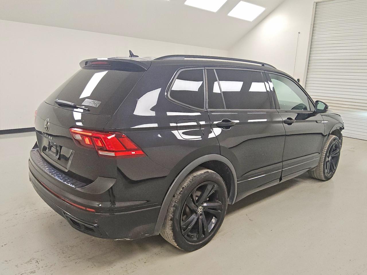 2023 VOLKSWAGEN TIGUAN SE R-LINE BLACK — снимка 3