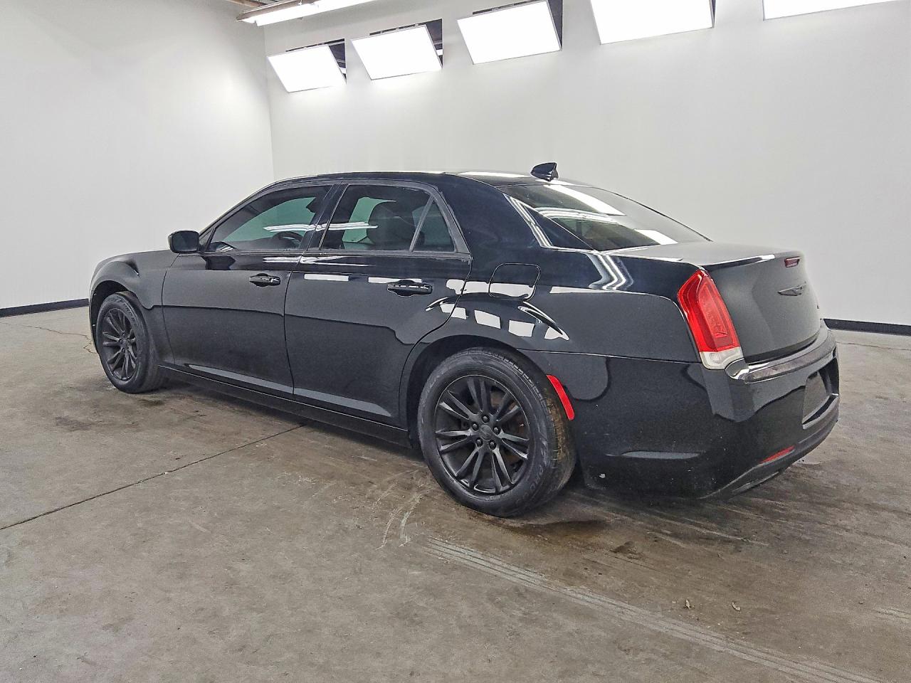 2017 CHRYSLER 300 LIMITED — снимка 2
