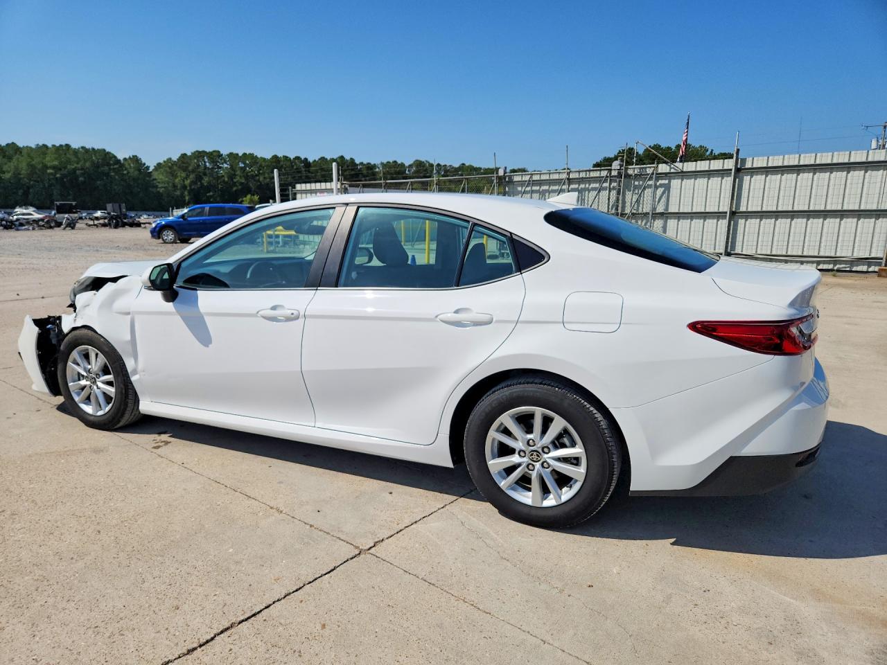 2025 TOYOTA CAMRY LE — снимка 2