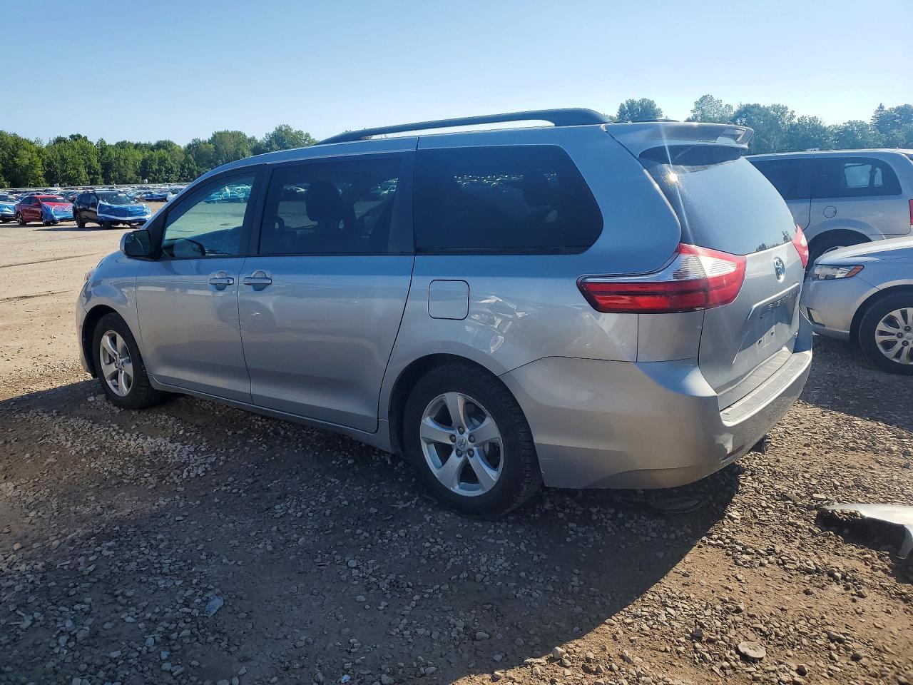 2015 TOYOTA SIENNA LE — снимка 2