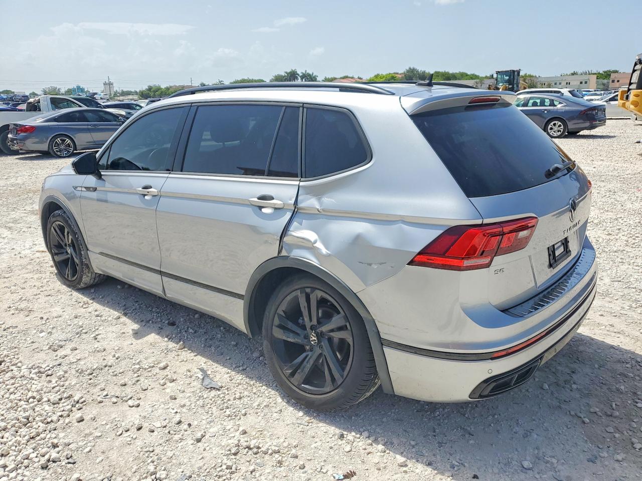 2023 VOLKSWAGEN TIGUAN SE R-LINE BLACK — снимка 2