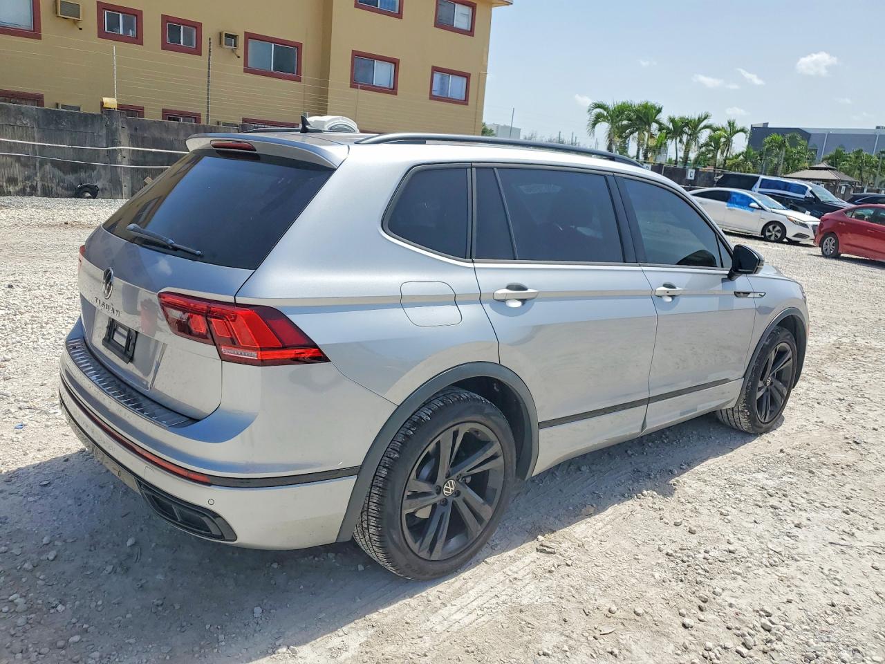 2023 VOLKSWAGEN TIGUAN SE R-LINE BLACK — снимка 3