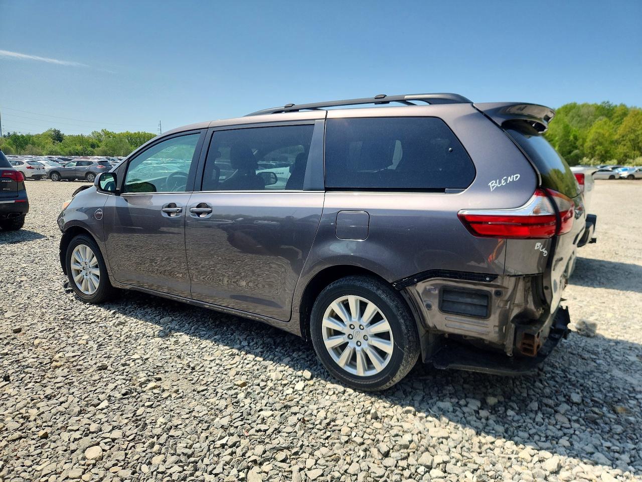 2017 TOYOTA SIENNA LE — снимка 2