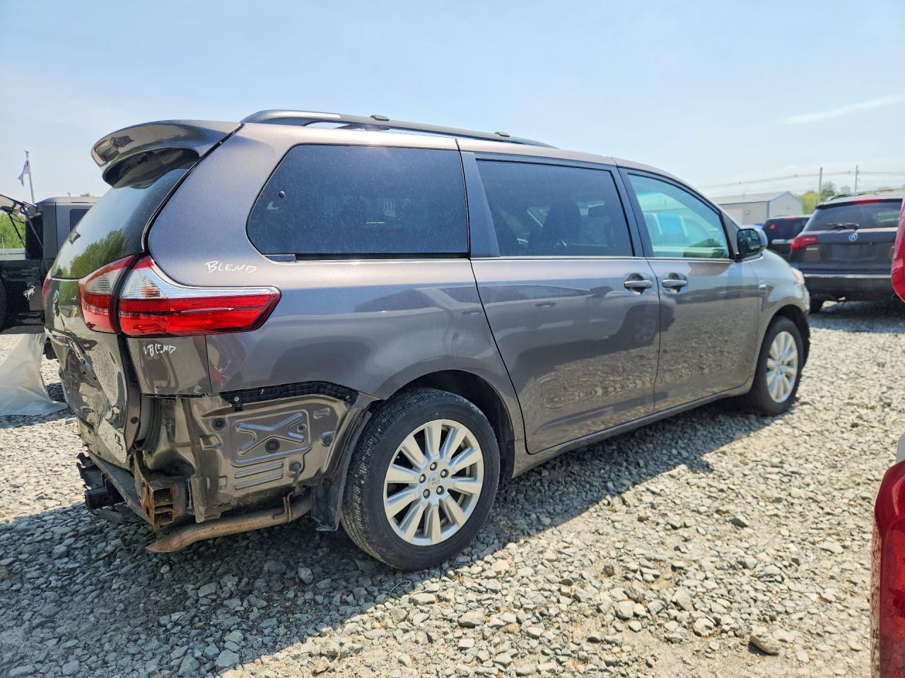 2017 TOYOTA SIENNA LE — снимка 3