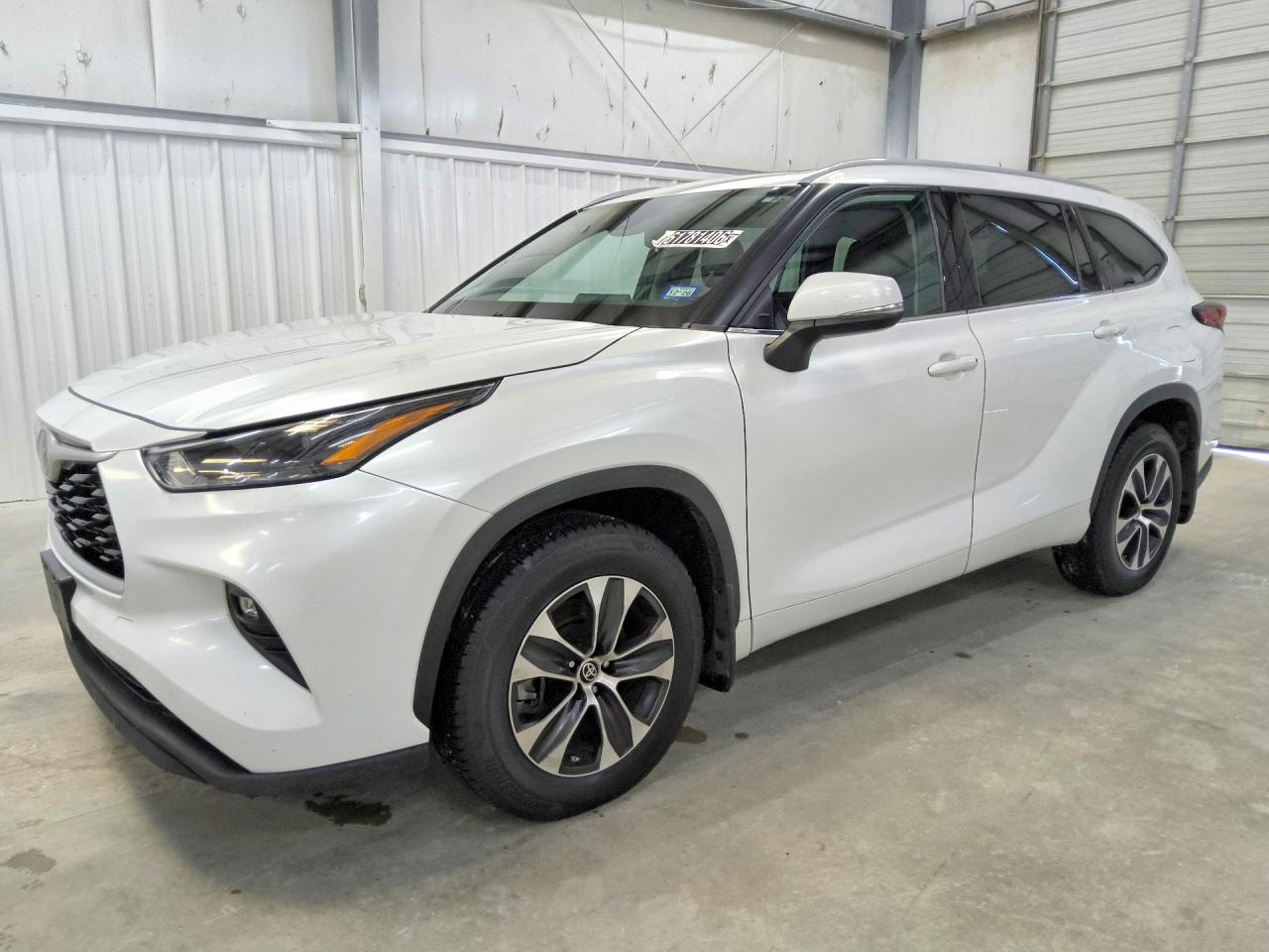 2022 TOYOTA HIGHLANDER XLE