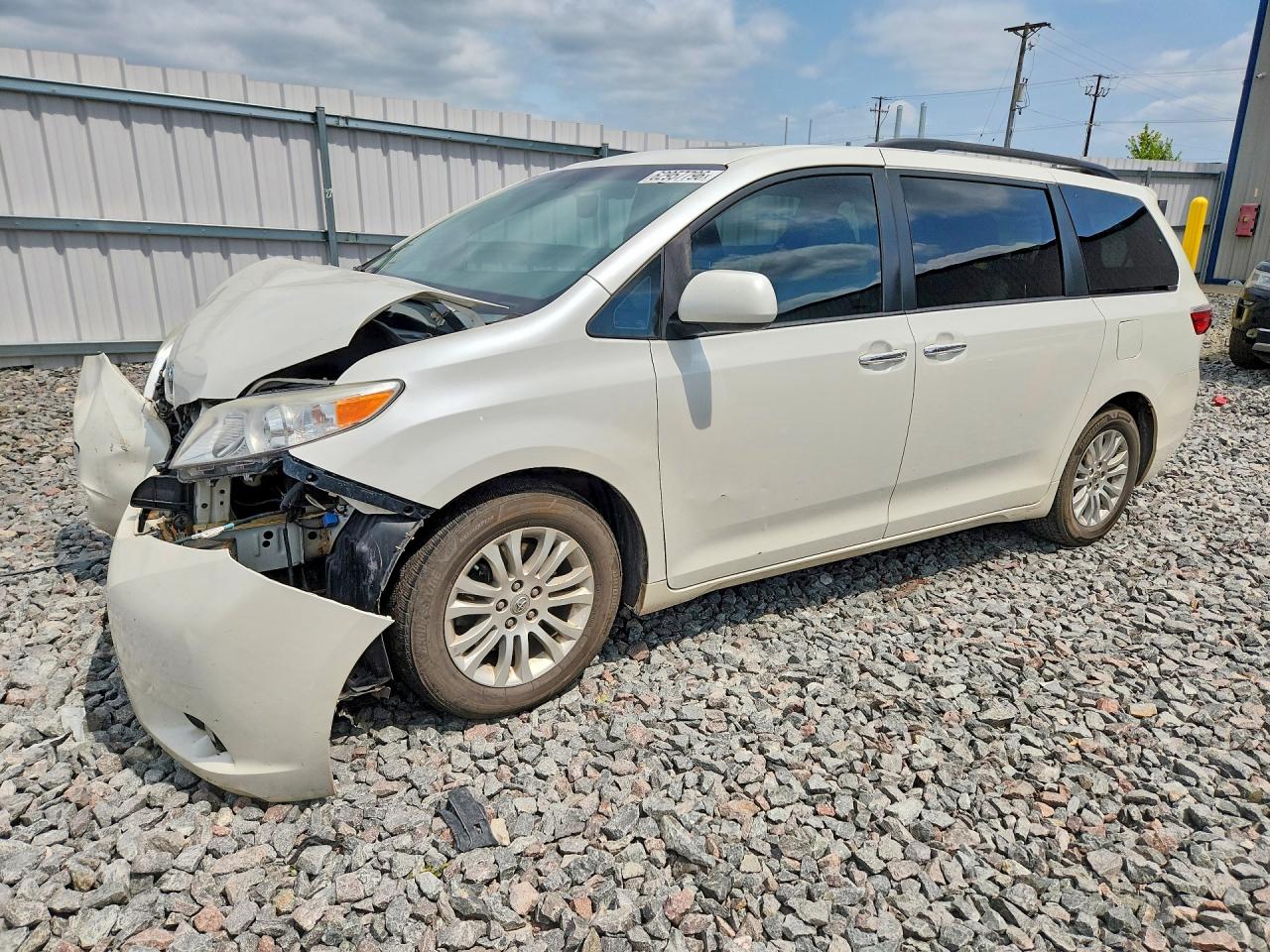 2015 TOYOTA SIENNA XLE 8-PASSENGER