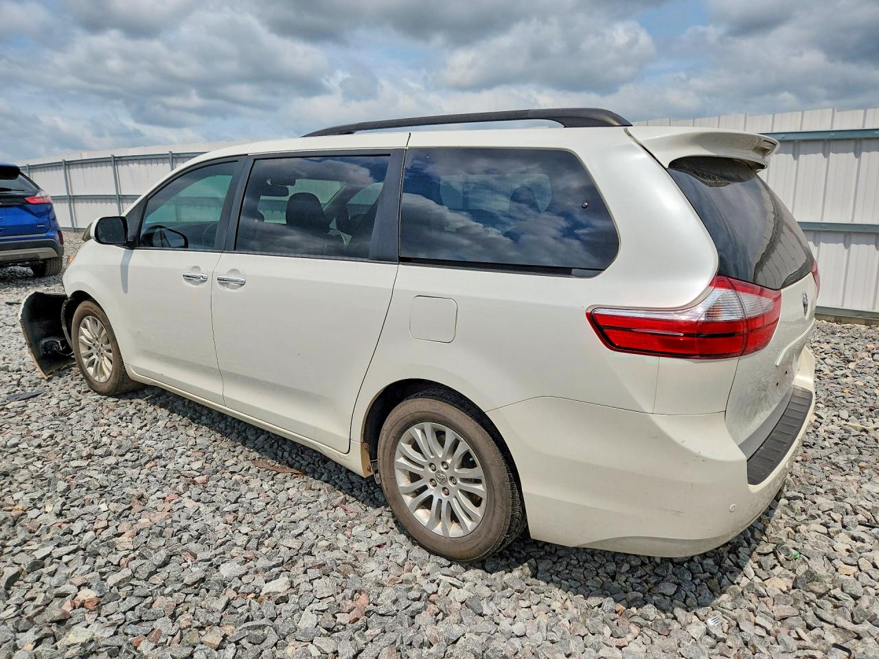 2015 TOYOTA SIENNA XLE 8-PASSENGER — снимка 2