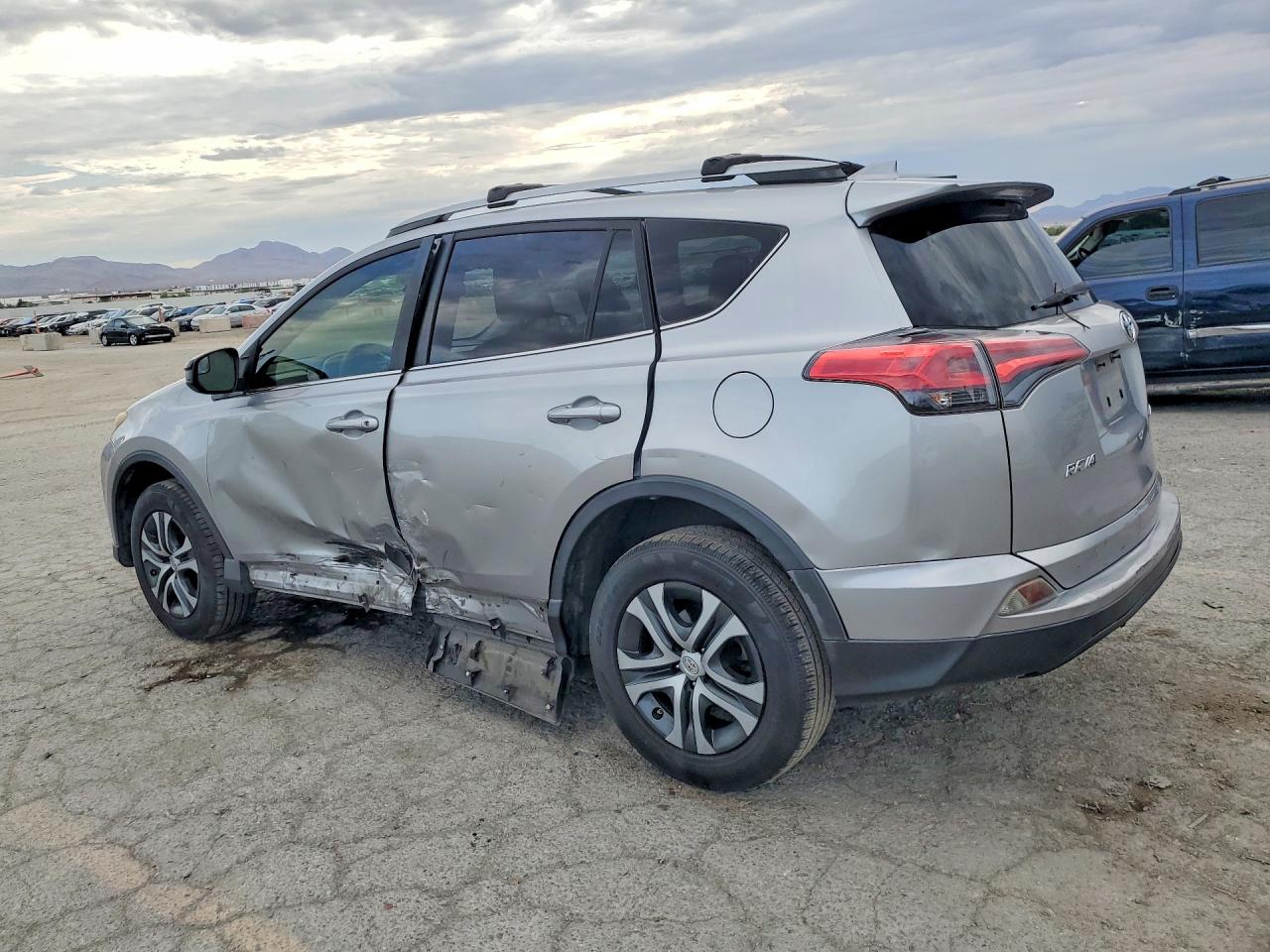 2018 TOYOTA RAV4 LE — снимка 2