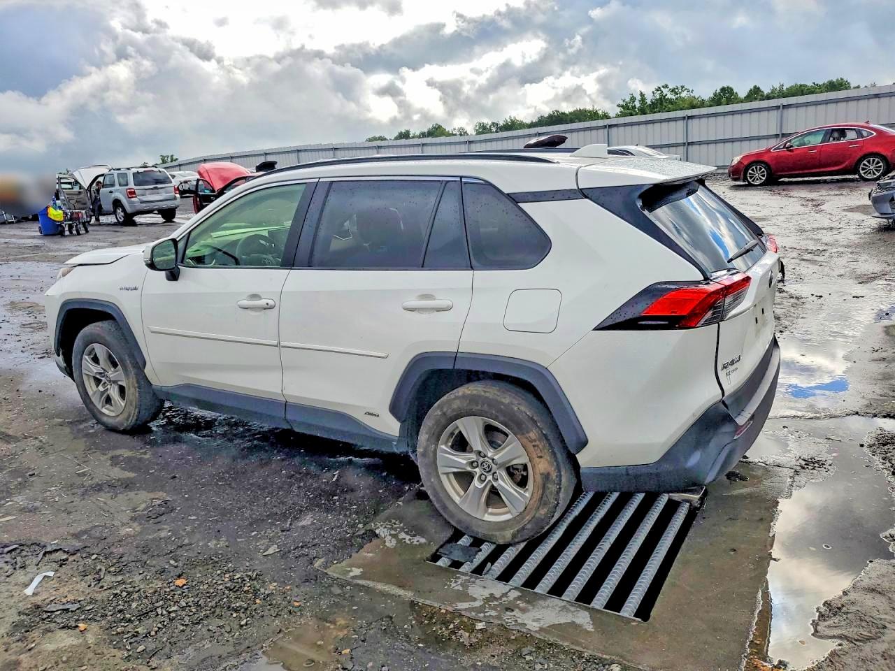 2021 TOYOTA RAV4 XLE — снимка 2