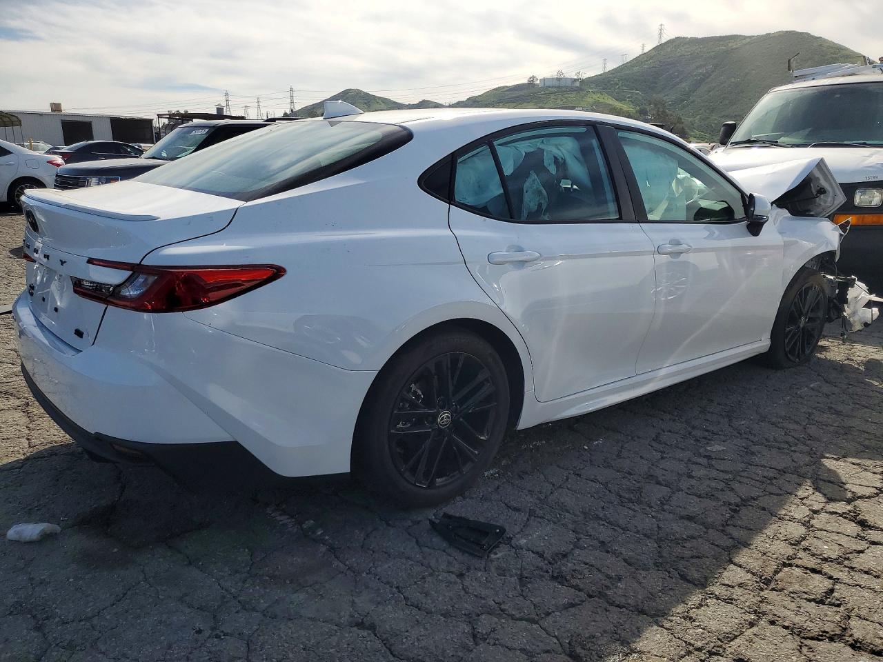 2026 TOYOTA CAMRY SE — снимка 3