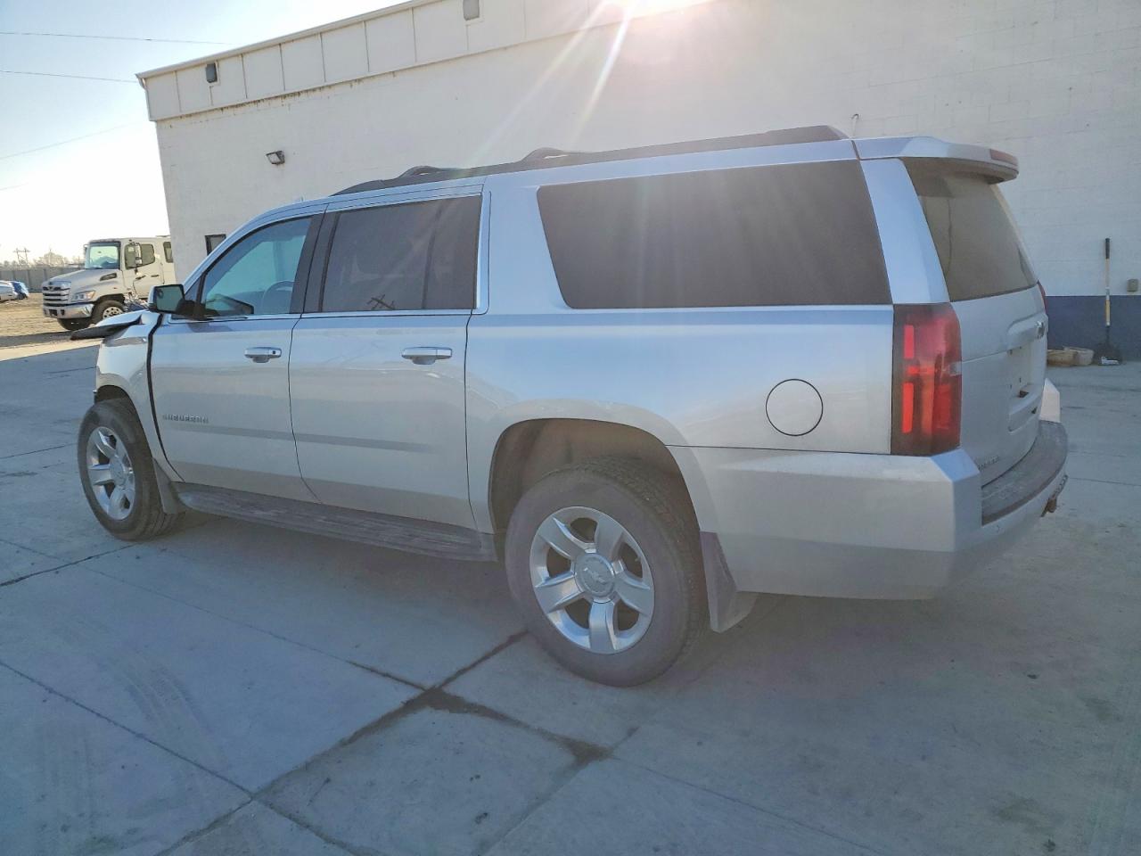 2017 CHEVROLET SUBURBAN K1500 LS — снимка 2