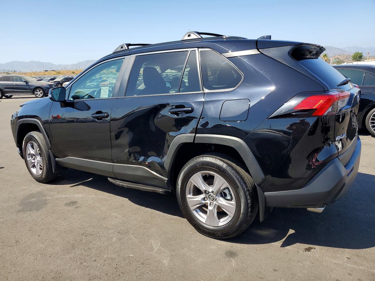 2025 TOYOTA RAV4 XLE — снимка 2