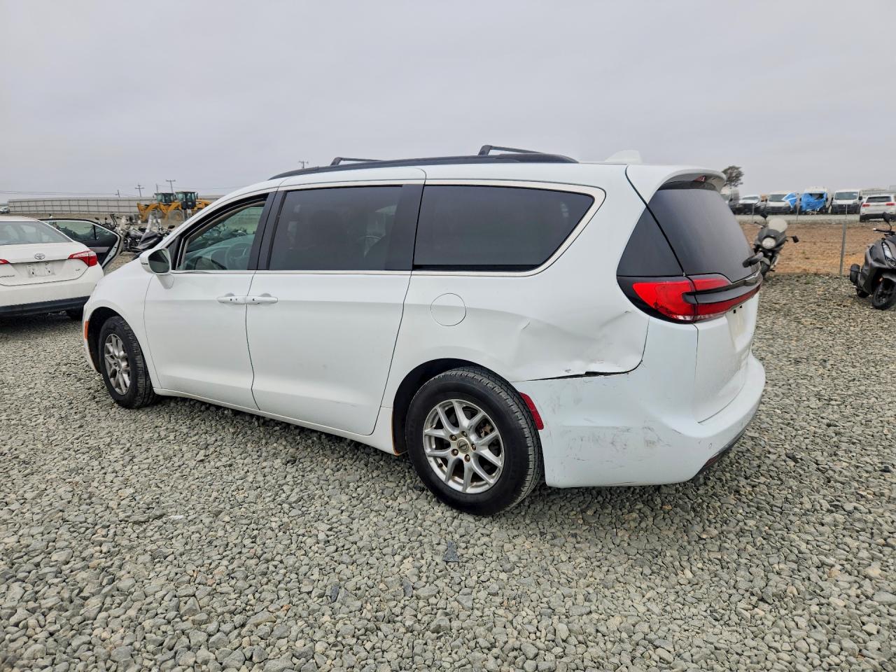 2022 CHRYSLER 200 LIMITED 4DR — снимка 2