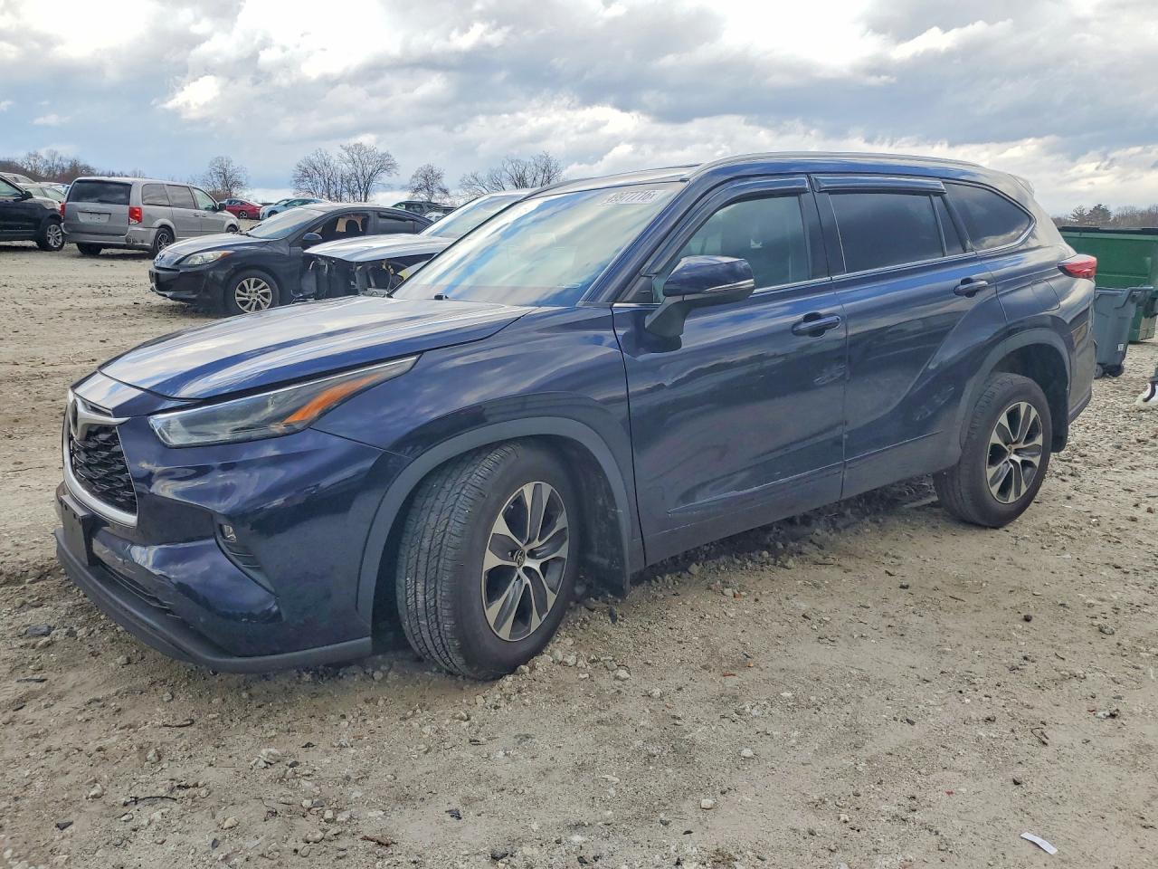 2022 TOYOTA HIGHLANDER XLE